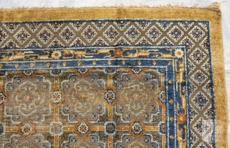 A silk carpet - 图5